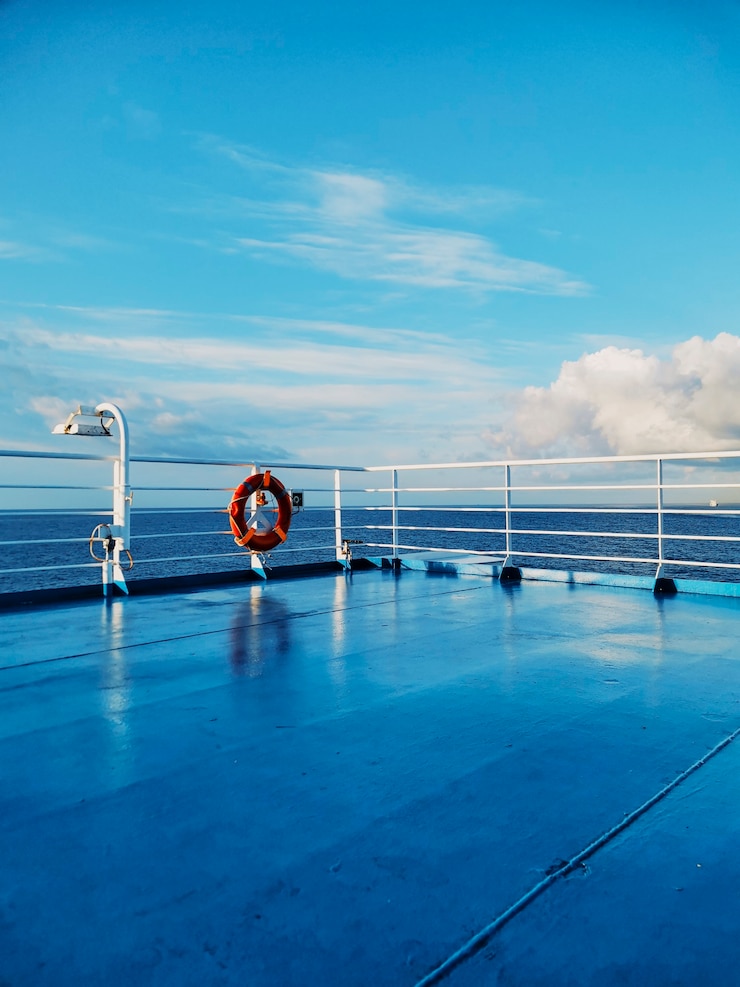 Foto imagem azul do convés do navio de cruzeiro e do oceano com um lindo céu - conceito de transporte de balsa e temporada de férias