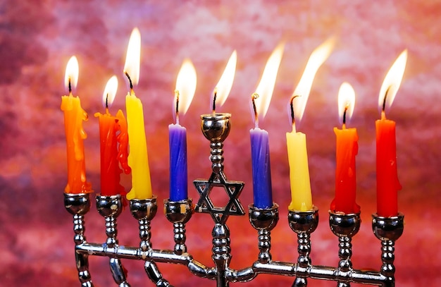 Imagem baixa do feriado judaico Hanukkah com menorá tradicional candelabro e piões de madeira girando sobreposição de brilho superior