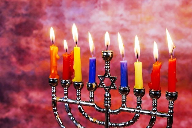 Imagem baixa do feriado judaico Hanukkah com menorá tradicional candelabro e piões de madeira girando sobreposição de brilho superior