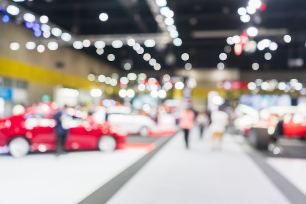 Imagem borrada abstrata da mostra da exposição dos carros. imagem desfocada borrada do salão de exposição de eventos públicos mostrando carros e automóveis.