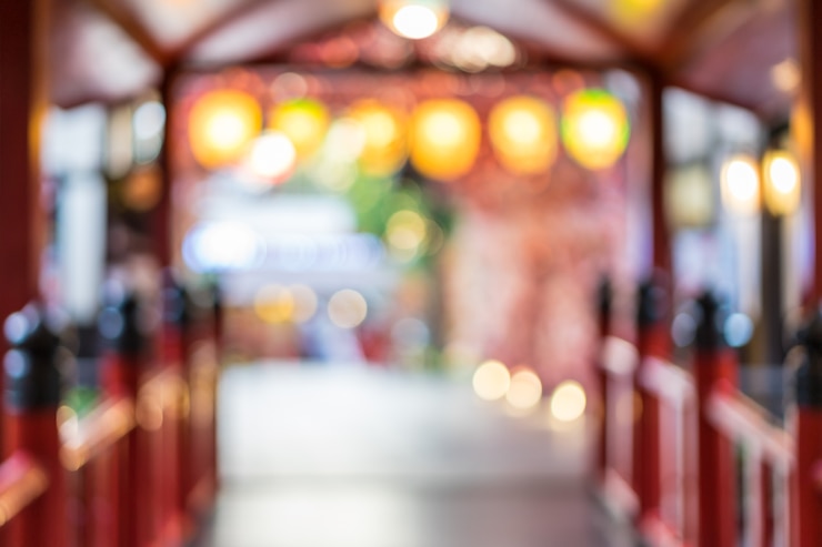Foto imagem borrada de loja de shopping com bokeh bonito das luzes