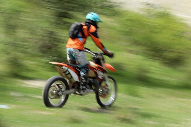 Imagem borrada de motociclistas durante a corrida de motocross