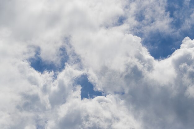 Imagem borrada de nuvens brancas no céu azul escuro quanto mais você olha, mais você surge com novas ideias, ideias e imaginações.