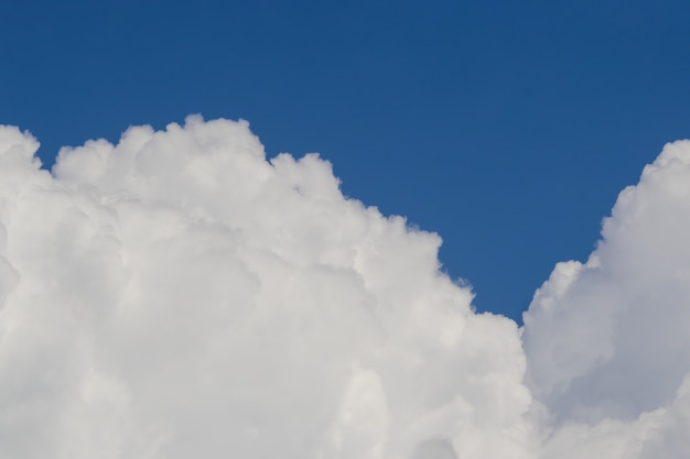 Imagem borrada de nuvens brancas no céu azul escuro Quanto mais você olha, mais você surge com novas ideias, ideias e imaginações.