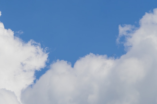 Imagem borrada de nuvens brancas no céu azul escuro Quanto mais você olha, mais você surge com novas ideias, ideias e imaginações.