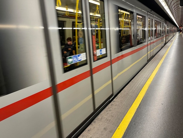 Imagem borrada do trem moderno chegando na estação de trem