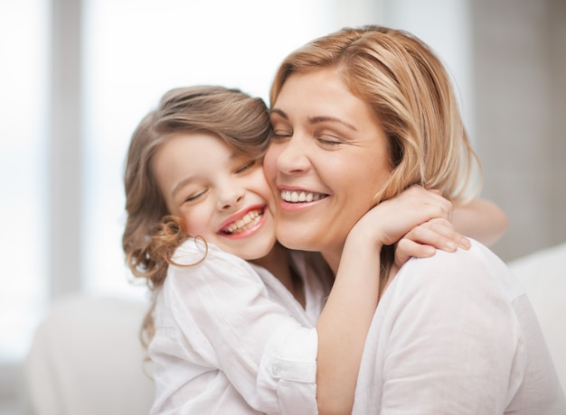 Foto imagem brilhante de abraçar mãe e filha