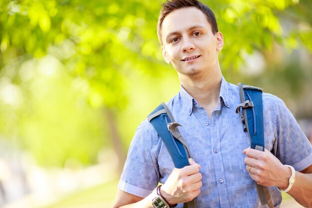 Imagem brilhante de estudante viajando com mochila e livro