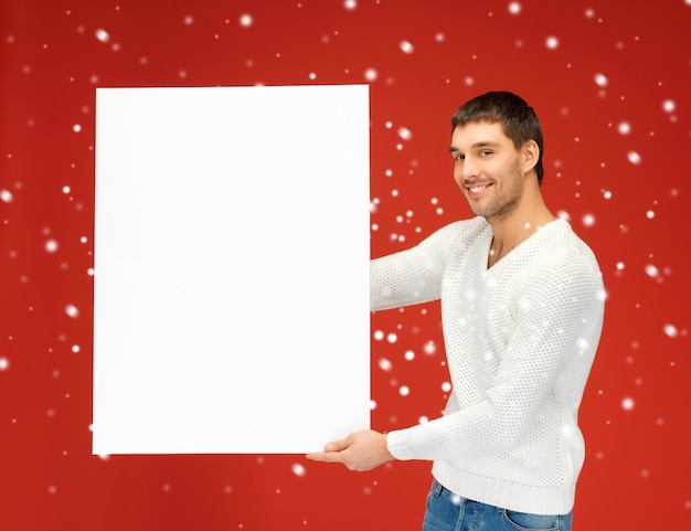 Foto imagem brilhante de homem bonito com grande quadro em branco.