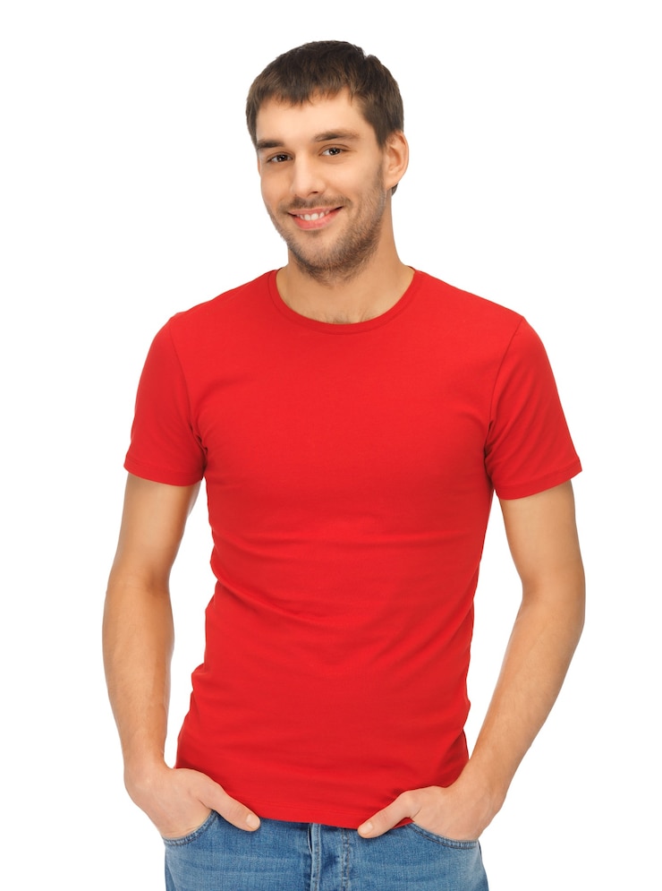 Foto imagem brilhante de homem bonito de camisa vermelha.