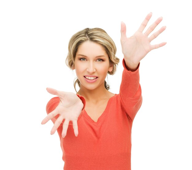 imagem brilhante de mulher feliz, mostrando as palmas das mãos.