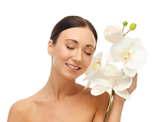 imagem brilhante de mulher sorridente com flor de orquídea branca.