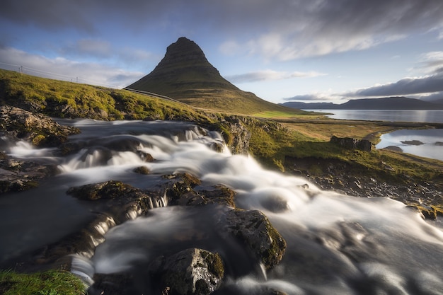 Imagem cênico da Islândia, excelente vista sobre o famouse Monte Kirkjufell.