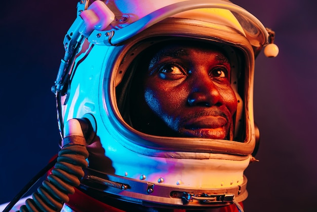 Imagem cinematográfica de um astronauta Retrato colorido de um homem com traje espacial
