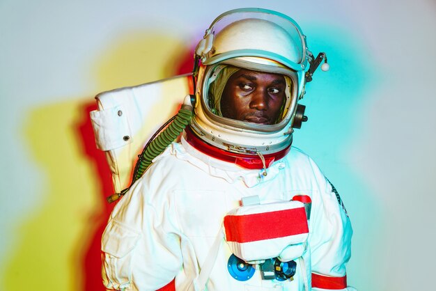 Imagem cinematográfica de um astronauta Retrato colorido de um homem com traje espacial