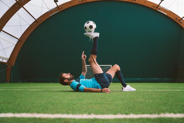 Imagem cinematográfica de um jogador de futebol freestyle fazendo truques com a bola