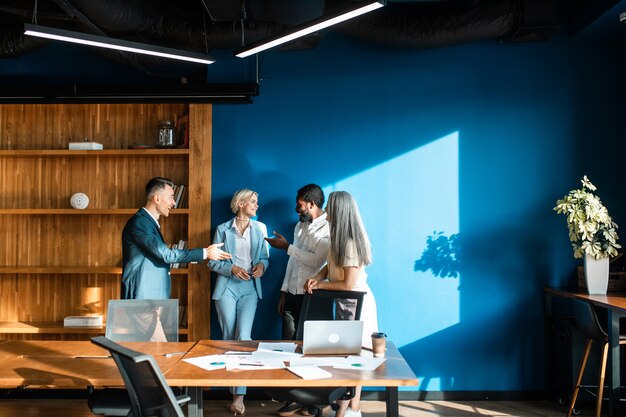 Foto imagem cinematográfica de uma equipe multiétnica de negócios