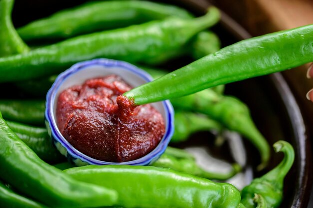 Imagem CloseUp 4K Ultra HD de pimentão verde fresco com molho de pasta de pimentão vermelho