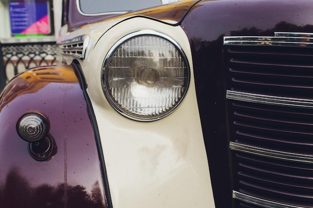 Imagem com estilo retrô de uma frente de um carro clássico