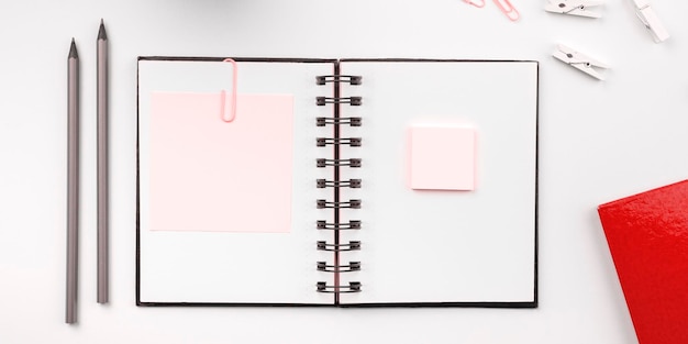 Imagem com material escolar adesivos coloridos cadernos Canetas lápis réguas calculadora teclado Variedade artigos de escritório Informações importantes escritas em papel