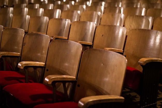 Imagem completa de cadeiras vazias no auditório