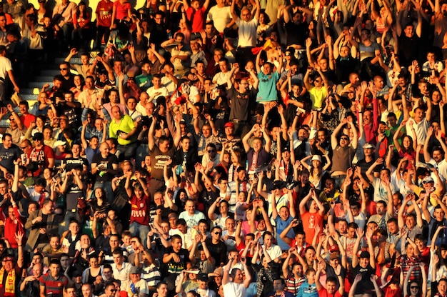 Imagem completa de espectadores aplaudindo no estádio