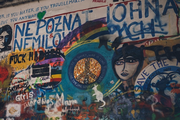 Imagem completa de graffiti na parede