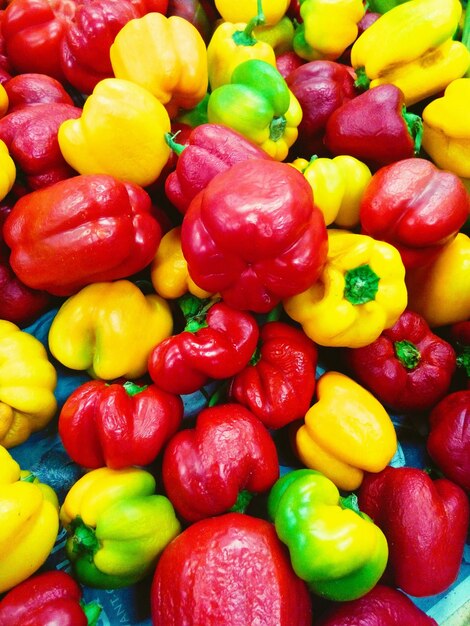 Foto imagem completa de pimentas vermelhas e amarelas para venda no mercado