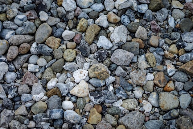 Imagem completa de seixos na praia