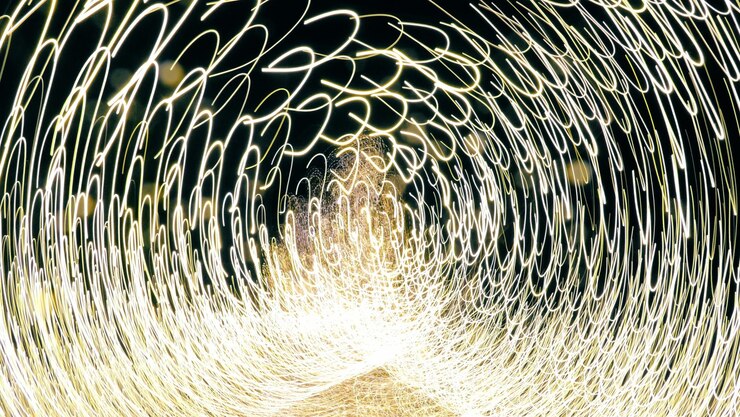 Foto imagem completa de uma imagem abstrata de trilhas de luzes de natal iluminadas