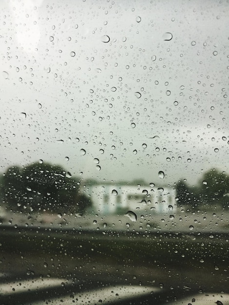 Foto imagem completa de uma janela de vidro molhada na estação chuvosa