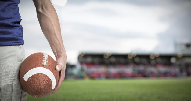 Imagem composta da seção média de um jogador de esportes segurando uma bola