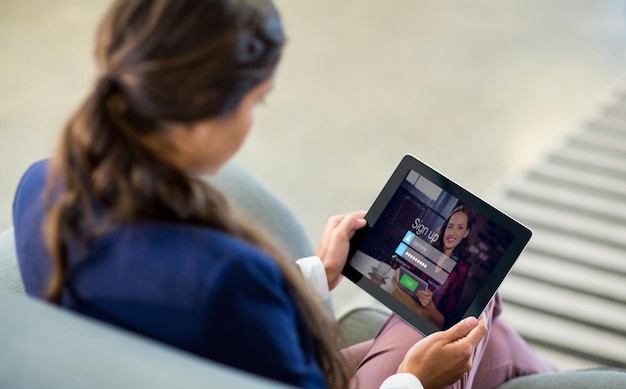 Imagem composta da tela de login com mulher de cabelos escuros com café e laptop