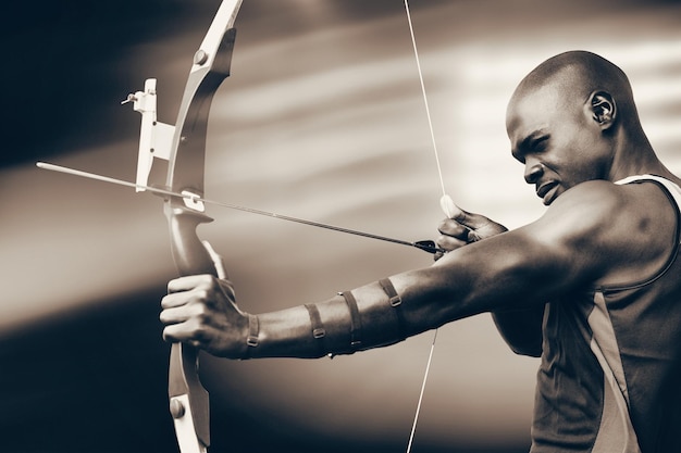 Foto imagem composta da vista lateral do esportista praticando tiro com arco