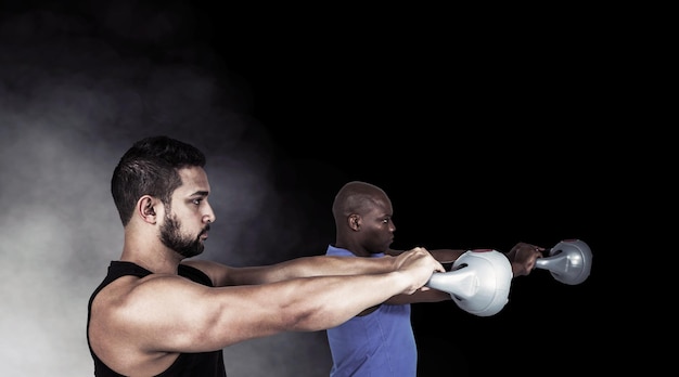 Imagem composta de amigos fortes levantando kettlebells juntos