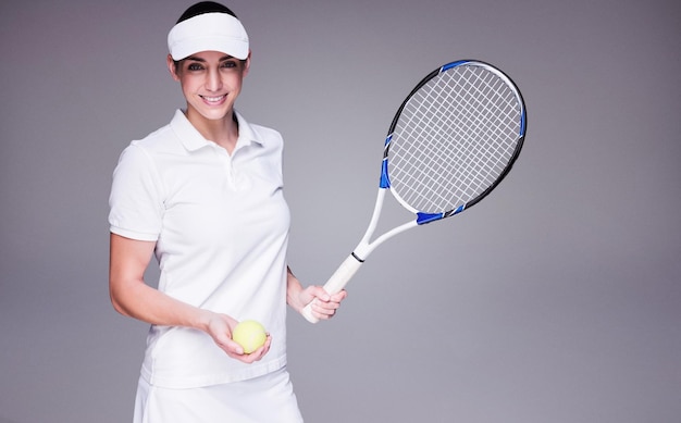 Imagem composta de atleta feminina jogando tênis