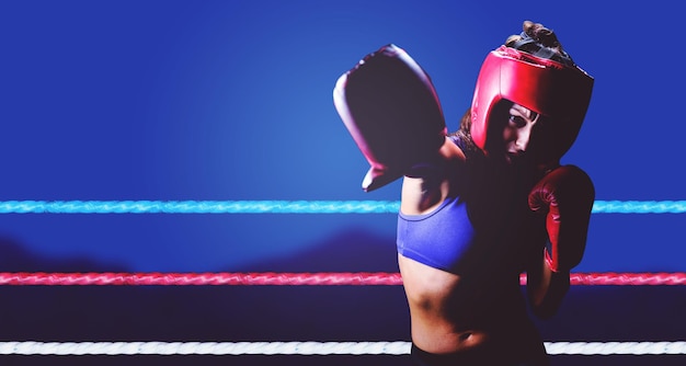 Foto imagem composta de boxeador feminino com luvas e capacete de perfuração