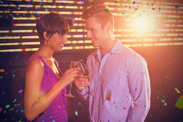 Imagem composta de casal brindando com taça de champanhe no bar