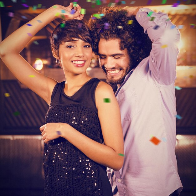 Foto imagem composta de casal fofo dançando juntos na pista de dança