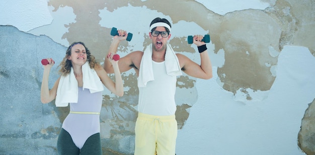 Imagem composta de casal nerd hipster levantando halteres em roupas esportivas