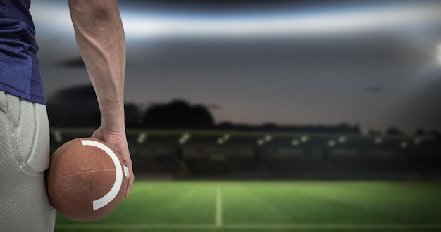 Imagem composta de closeup de jogador de futebol americano segurando uma bola