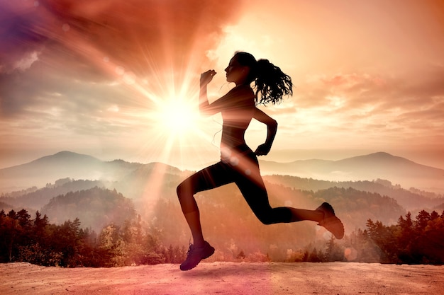 Imagem composta de corpo inteiro de mulher saudável correndo