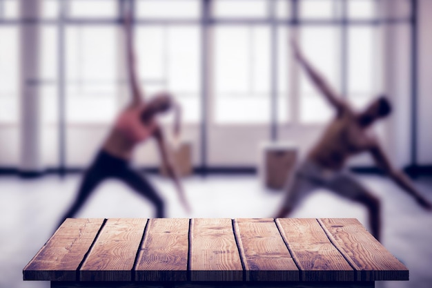 Imagem composta de duas pessoas em forma fazendo fitness