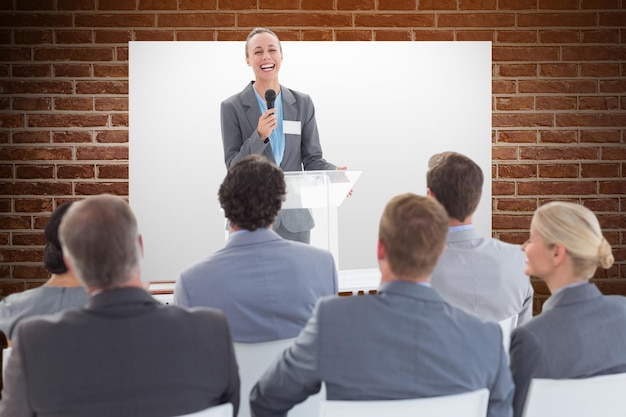 Imagem composta de empresária fazendo discurso durante a reunião