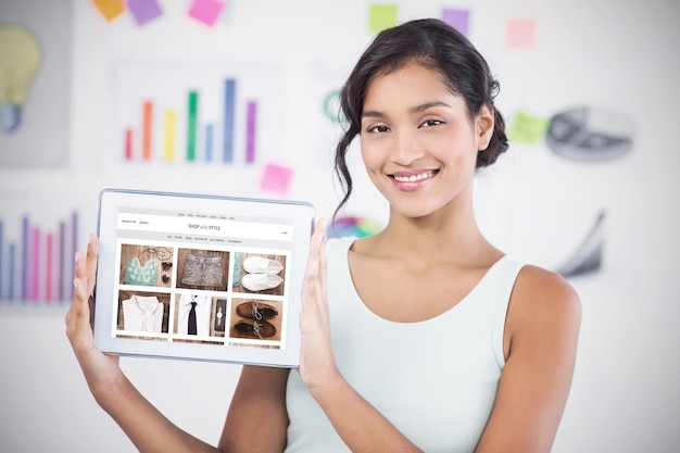 Imagem composta de empresária feliz mostrando tablet digital no escritório criativo