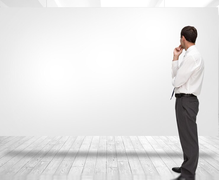 Foto imagem composta de empresário elegante pensativo, olhando para longe