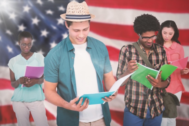 Imagem composta de estudantes elegantes sorrindo para a câmera juntos