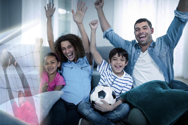 Imagem composta de família assistindo jogo esportivo na televisão e levantando os braços