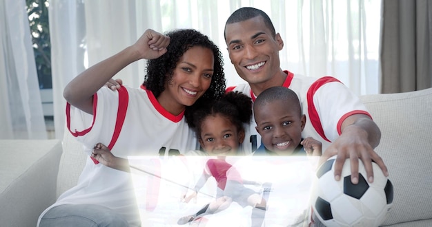 Imagem composta de família comemorando um gol de futebol