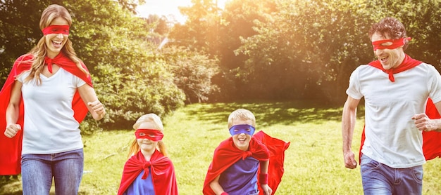 Imagem composta de família feliz fingindo ser super-herói correndo